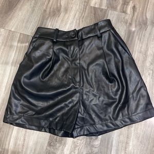 Black leather elastic shorts